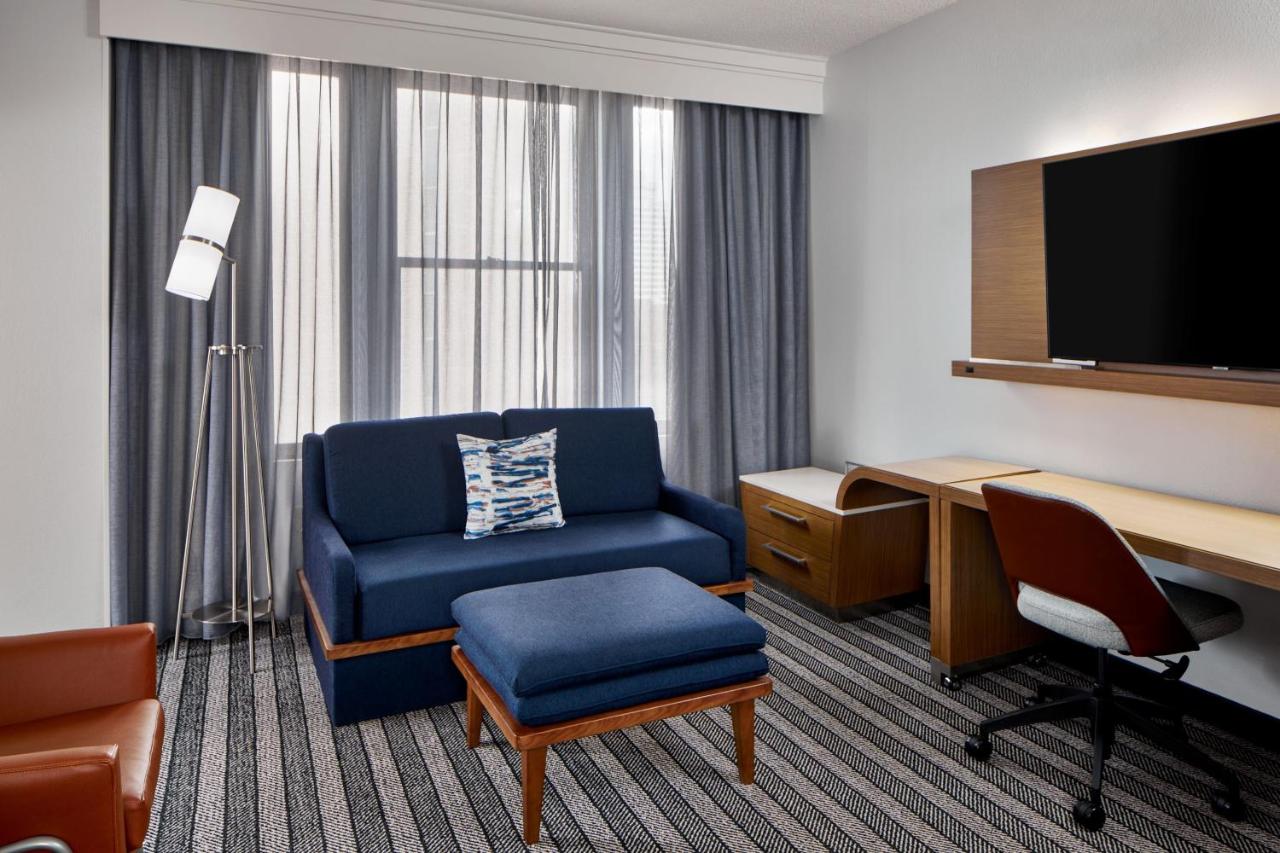 Suite, 1 King, Sofa bed at Courtyard By Marriott Nashville Downtown