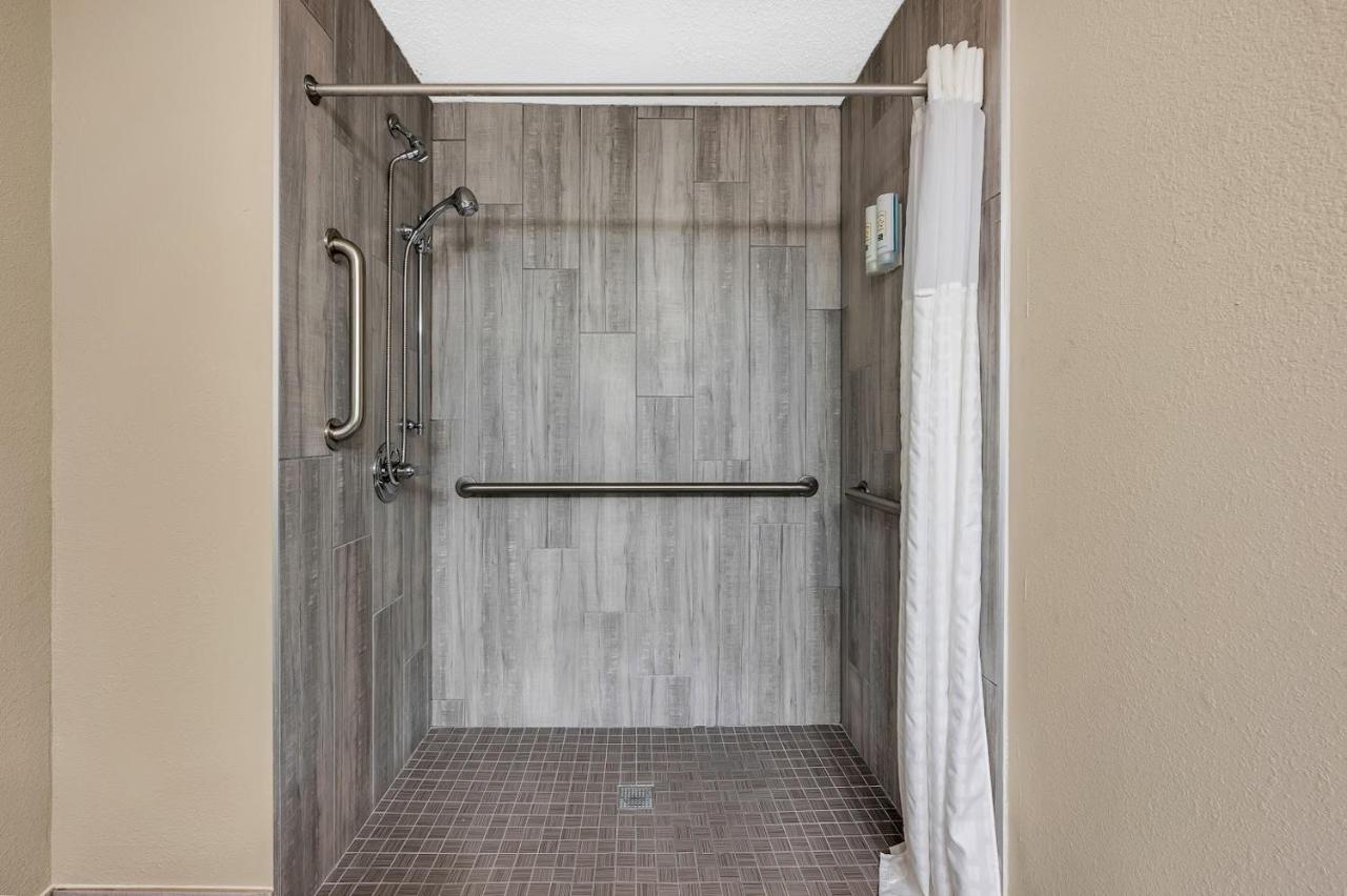 Queen Room - Accessible/Non-Smoking at Quality Inn Roseville-Detroit North