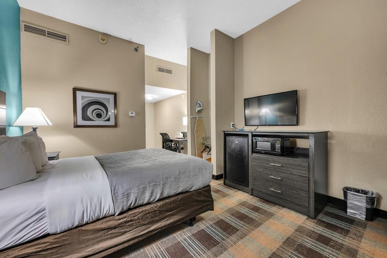 Queen Room - Accessible/Non-Smoking at Quality Inn Roseville-Detroit North