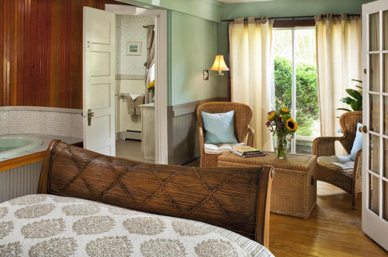 | Abbey's Lantern Hill Inn