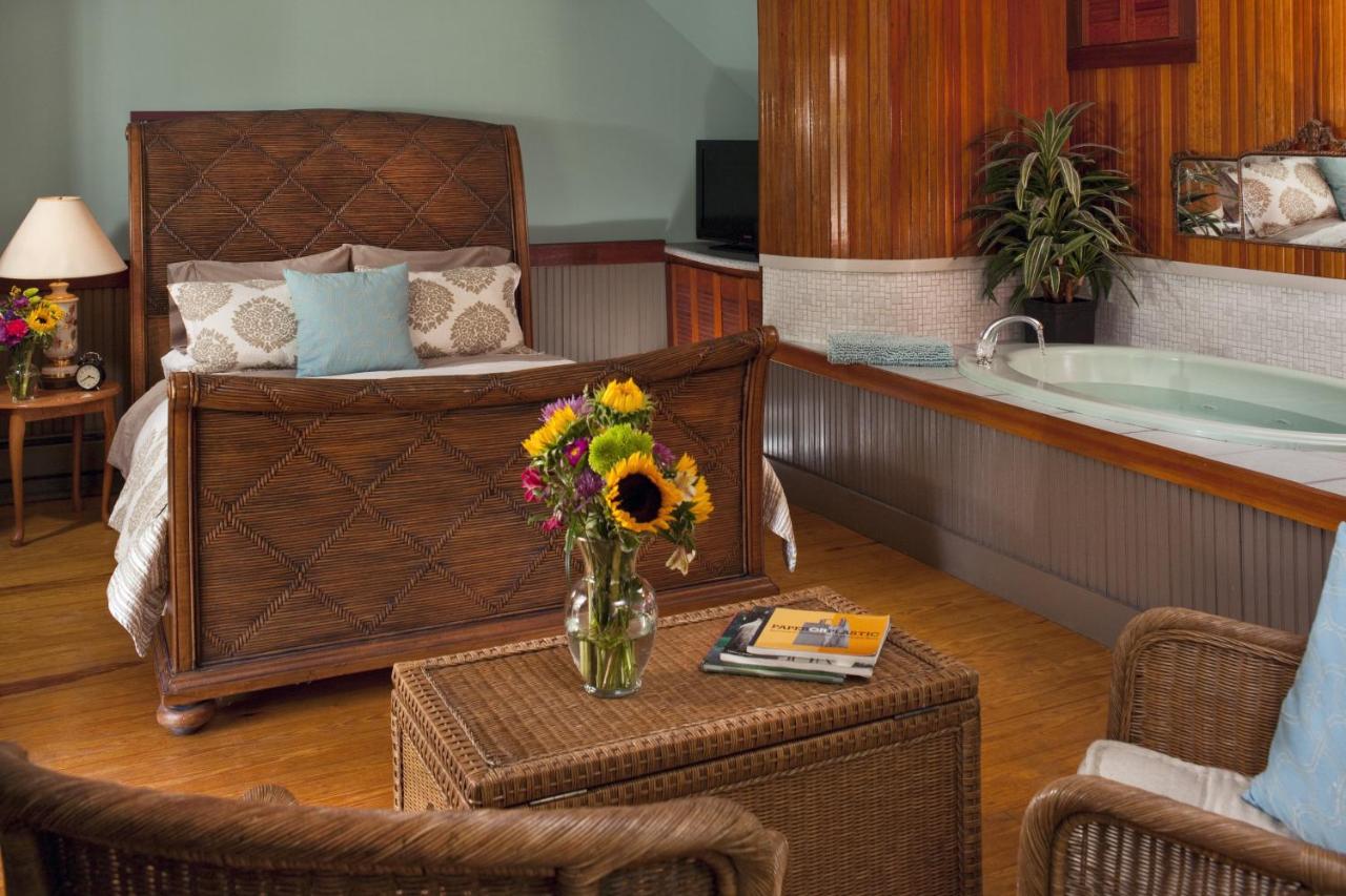 | Abbey's Lantern Hill Inn
