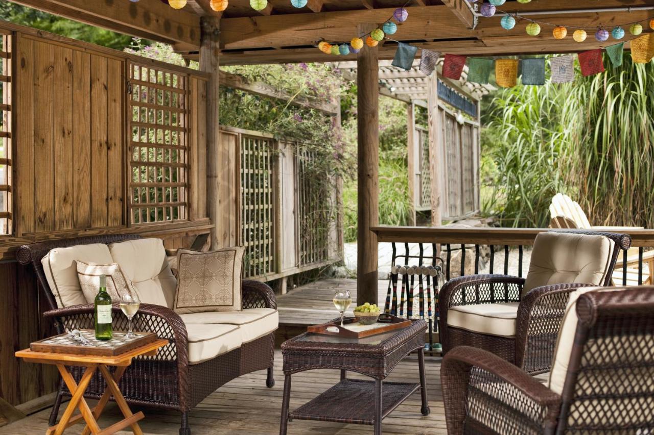 | Abbey's Lantern Hill Inn