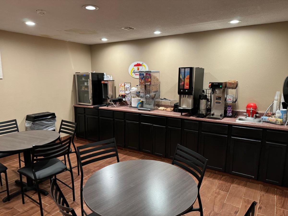 | Super 8 by Wyndham Winfield-Quail Ridge Area