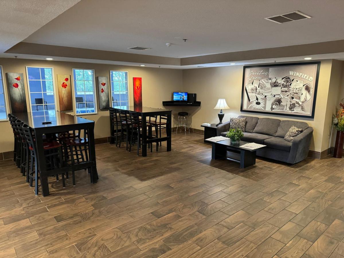 | Super 8 by Wyndham Winfield-Quail Ridge Area