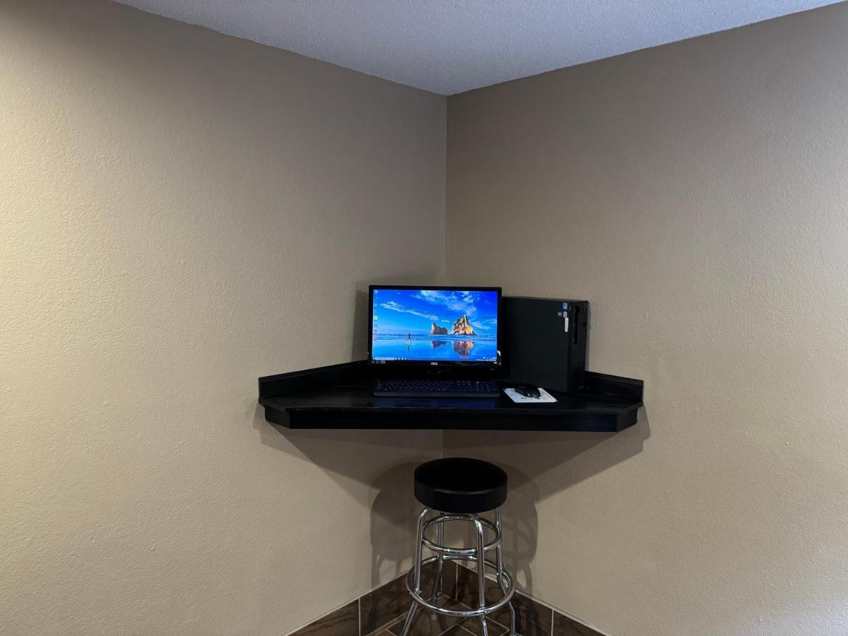 | Super 8 by Wyndham Winfield-Quail Ridge Area