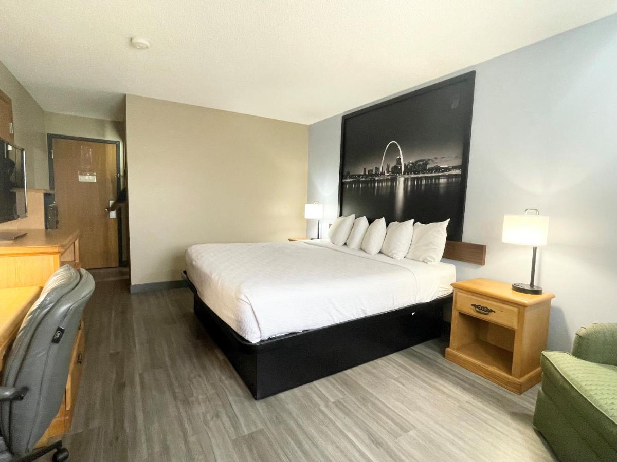 | Super 8 by Wyndham St. Clair MO