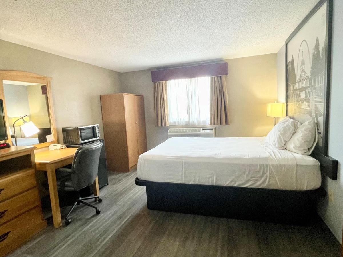 | Super 8 by Wyndham St. Clair MO
