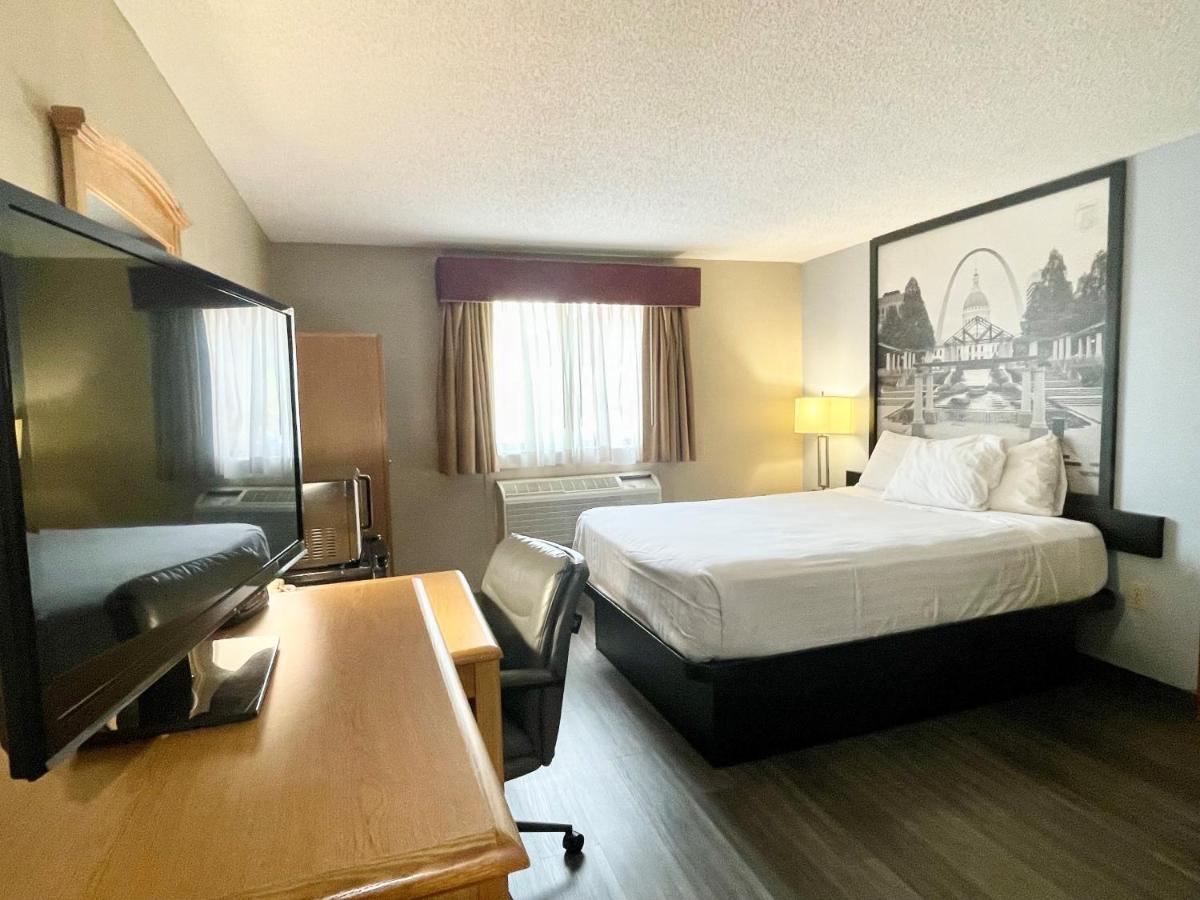 | Super 8 by Wyndham St. Clair MO