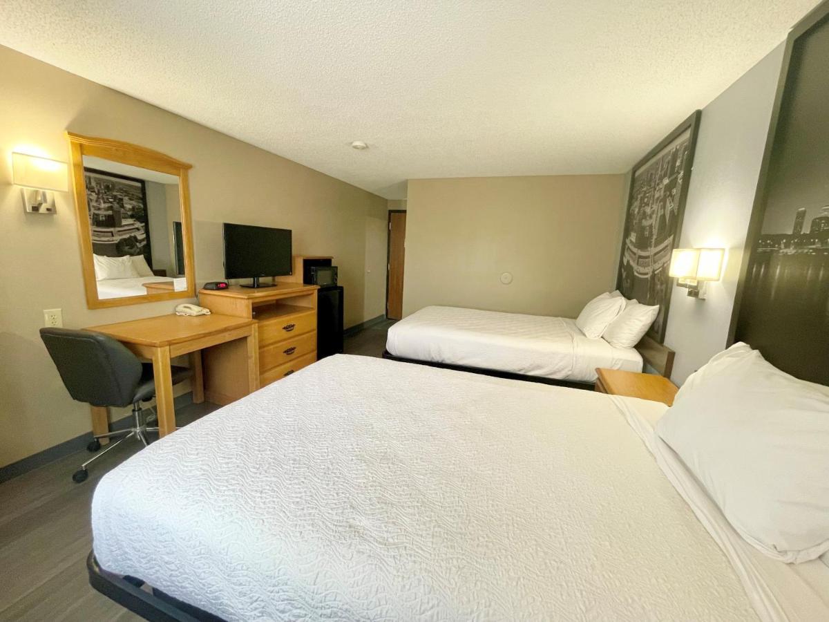 | Super 8 by Wyndham St. Clair MO