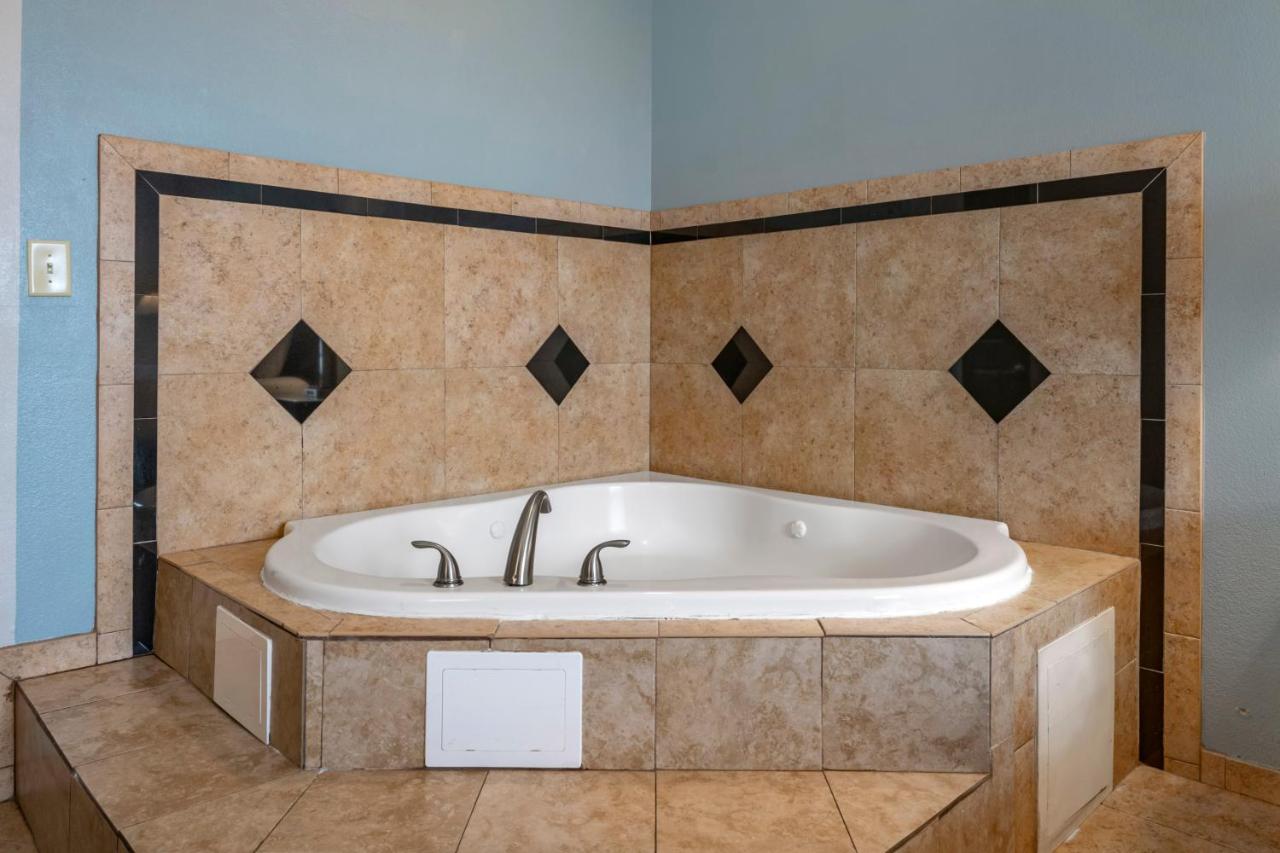 King Suite with Whirlpool - Non-Smoking at Best Western Plus Bradenton Gateway Hotel