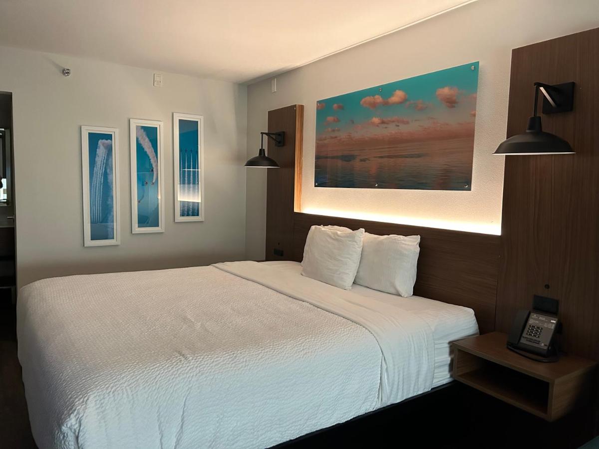 King Room at La Quinta Inn by Wyndham San Diego - Miramar