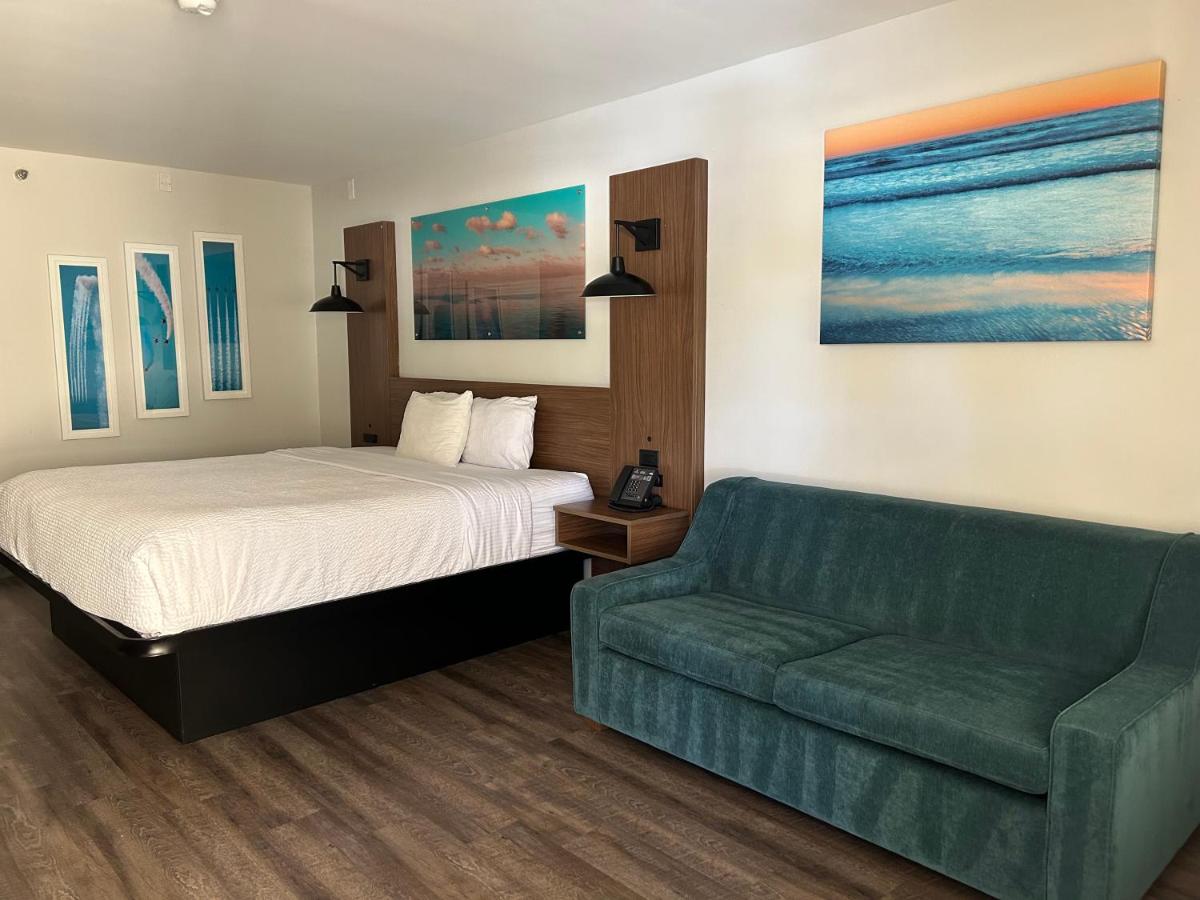 Executive King Room at La Quinta Inn by Wyndham San Diego - Miramar