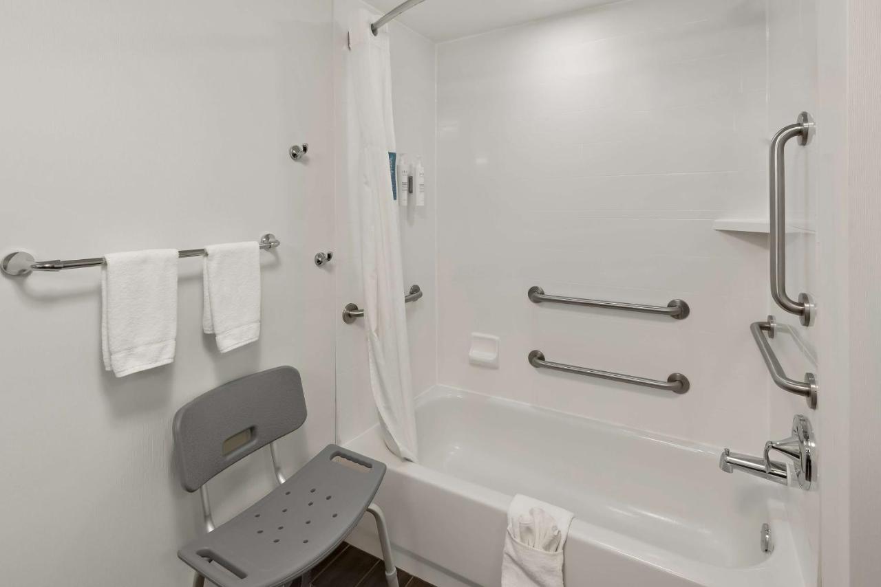 King Room - Disability Access at Hampton Inn Lancaster
