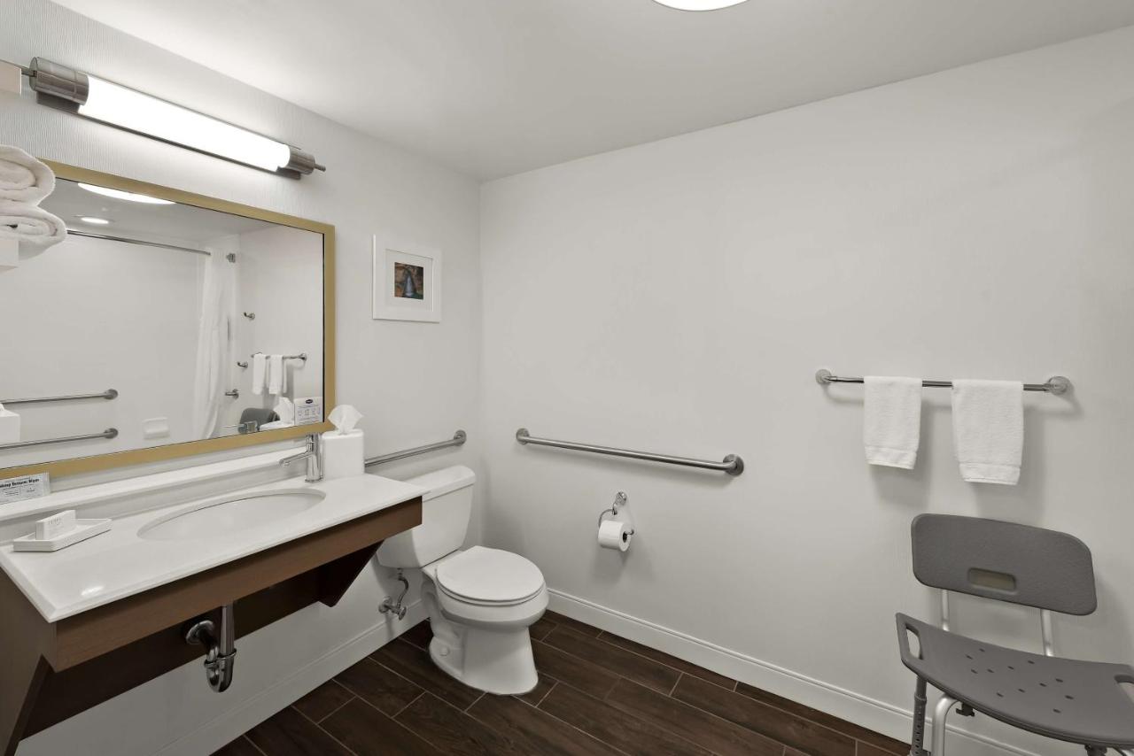 King Room - Disability Access at Hampton Inn Lancaster