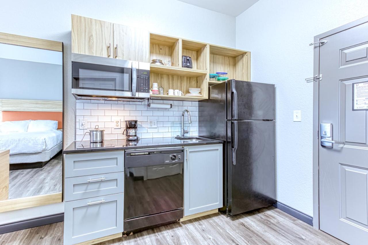 Queen Studio at Candlewood Suites New Bern by IHG