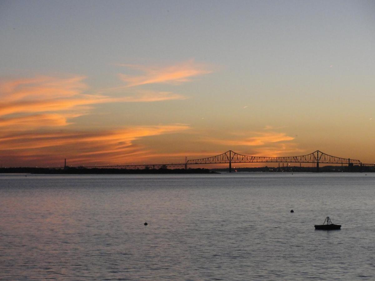 | Airport Waterfront Inn