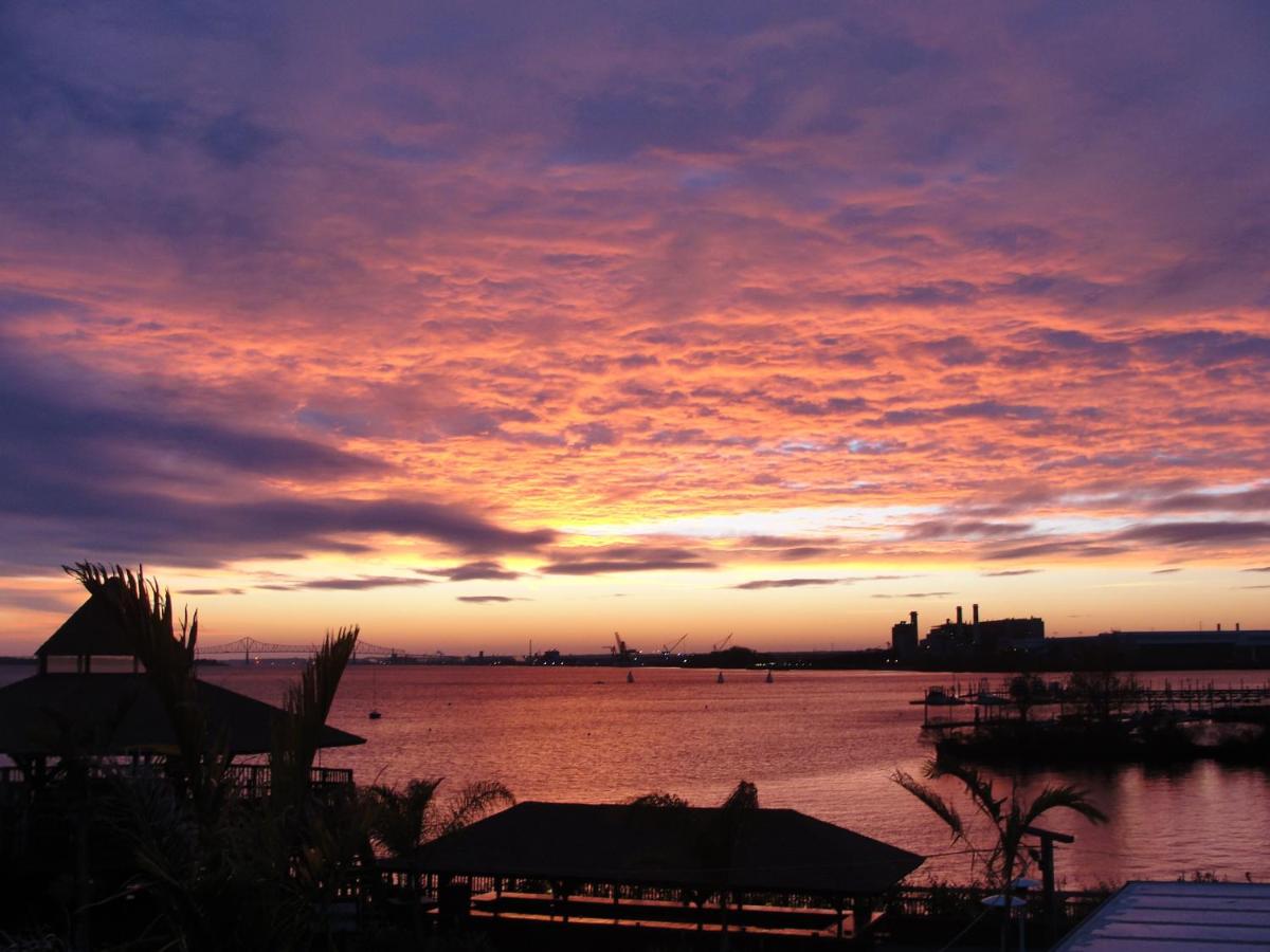 | Airport Waterfront Inn