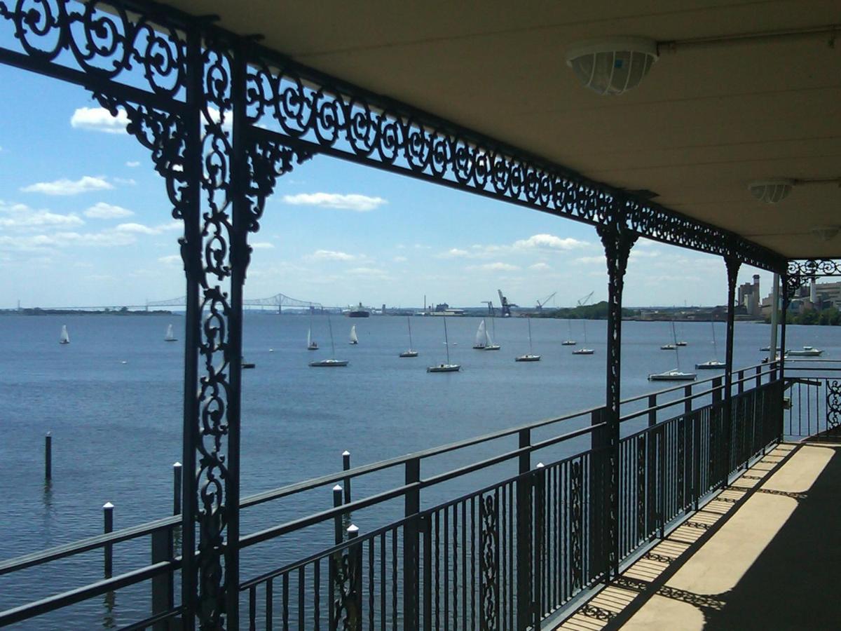 | Airport Waterfront Inn