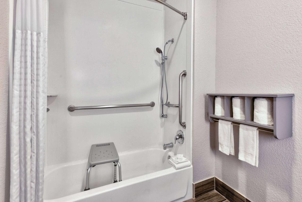 Queen Room with Two Queen Beds and Bath Tub - Mobility/Hearing Accessible - Non-Smoking at La Quinta Inn & Suites by Wyndham Dallas - Las Colinas