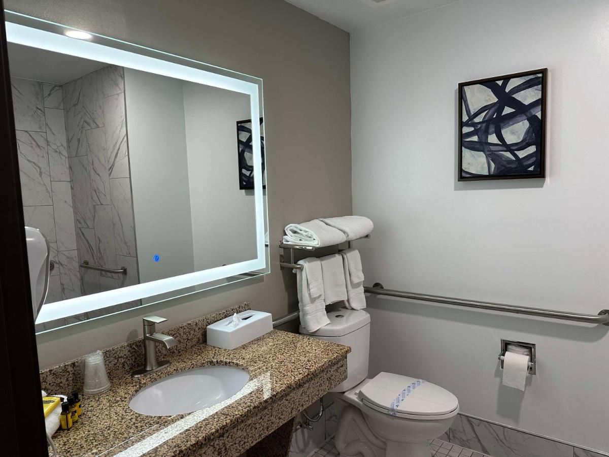 | Lakeshore Hotel and Suites