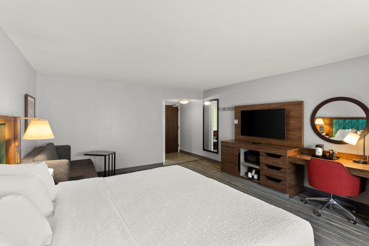 King Study with Sofa Bed - Non-Smoking at Hampton Inn Bridgeport/Clarksburg