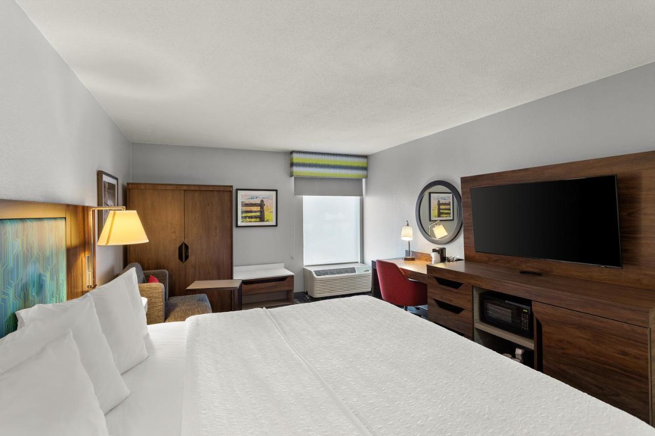King Room - Non-Smoking at Hampton Inn Bridgeport/Clarksburg
