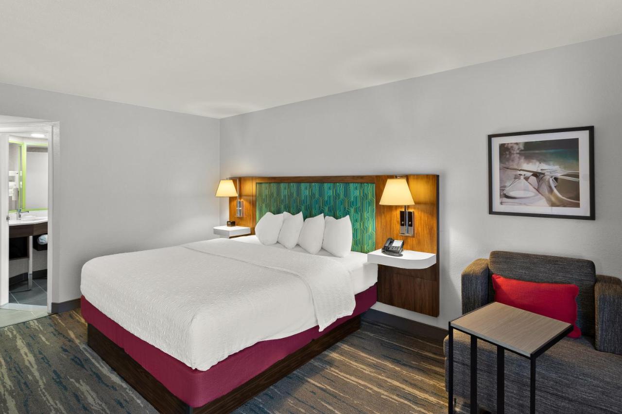King Room - Non-Smoking at Hampton Inn Bridgeport/Clarksburg
