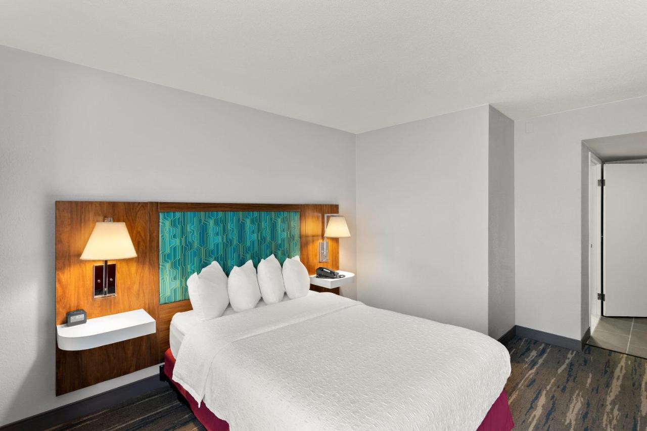 Double Room with Bath Tub - Mobility Accessible - Non-Smoking at Hampton Inn Bridgeport/Clarksburg