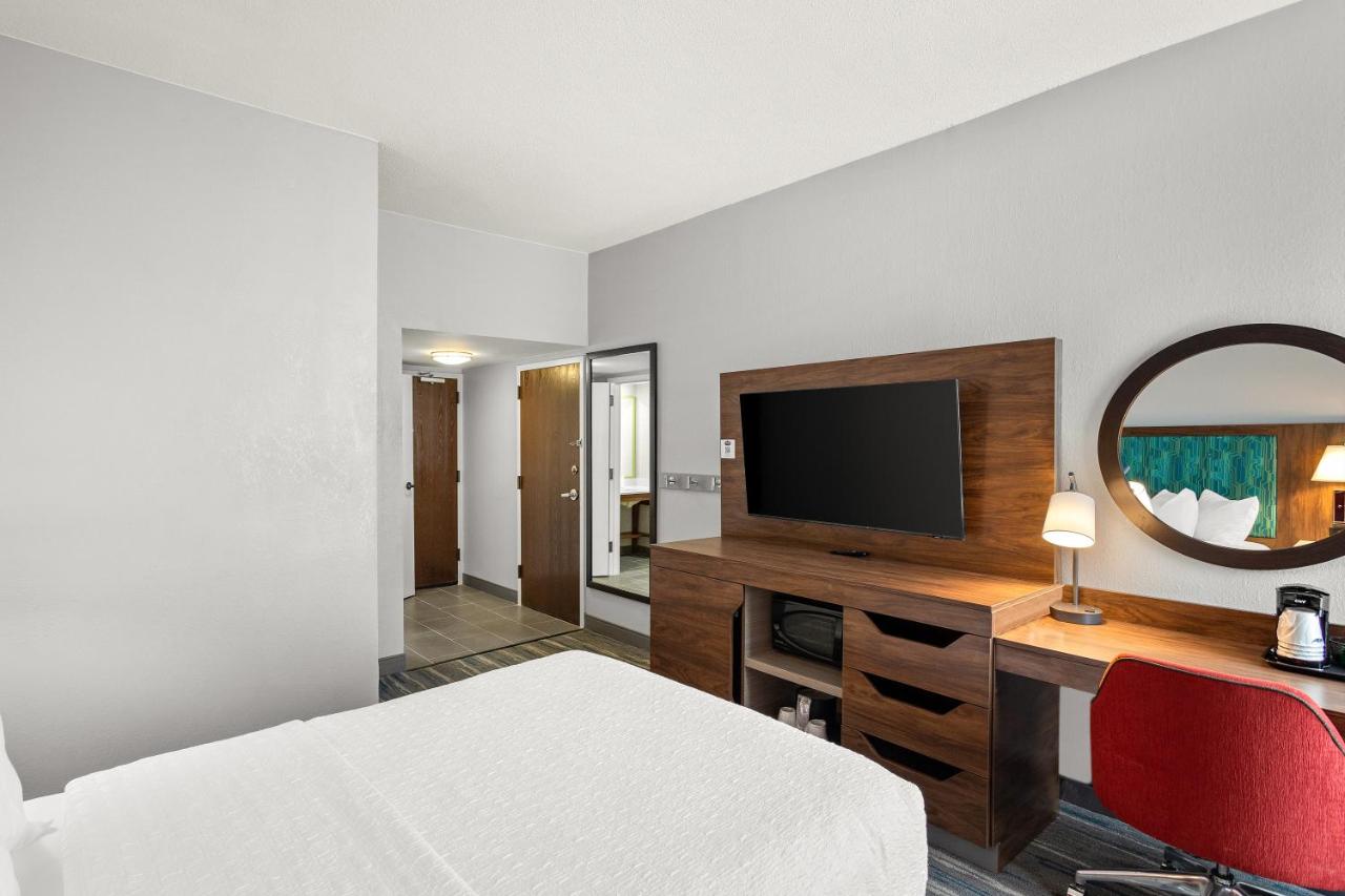 Double Room with Roll-in Shower - Mobility Accessible - Non-Smoking at Hampton Inn Bridgeport/Clarksburg