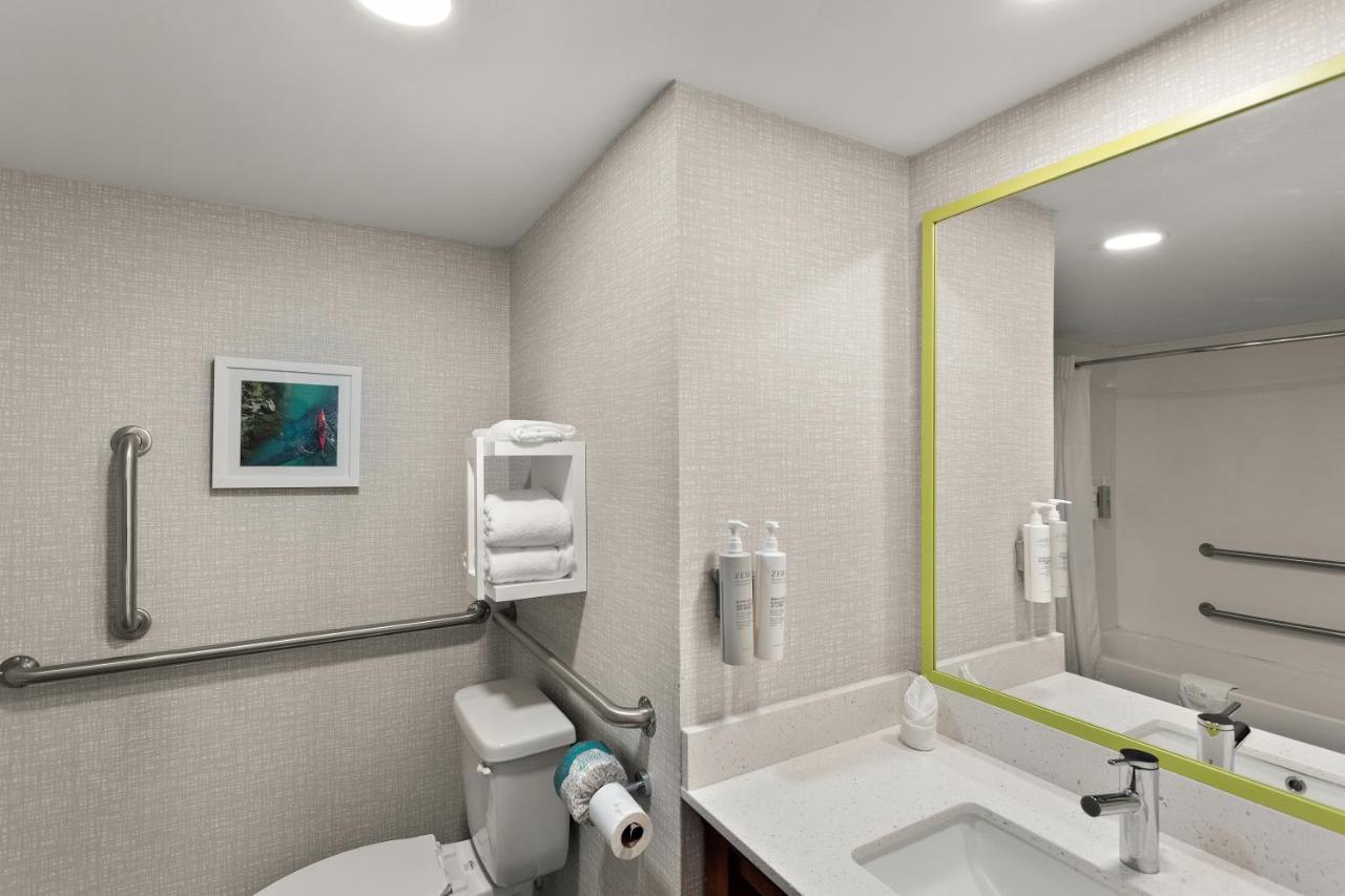 Double Room with Bath Tub - Mobility Accessible - Non-Smoking at Hampton Inn Bridgeport/Clarksburg