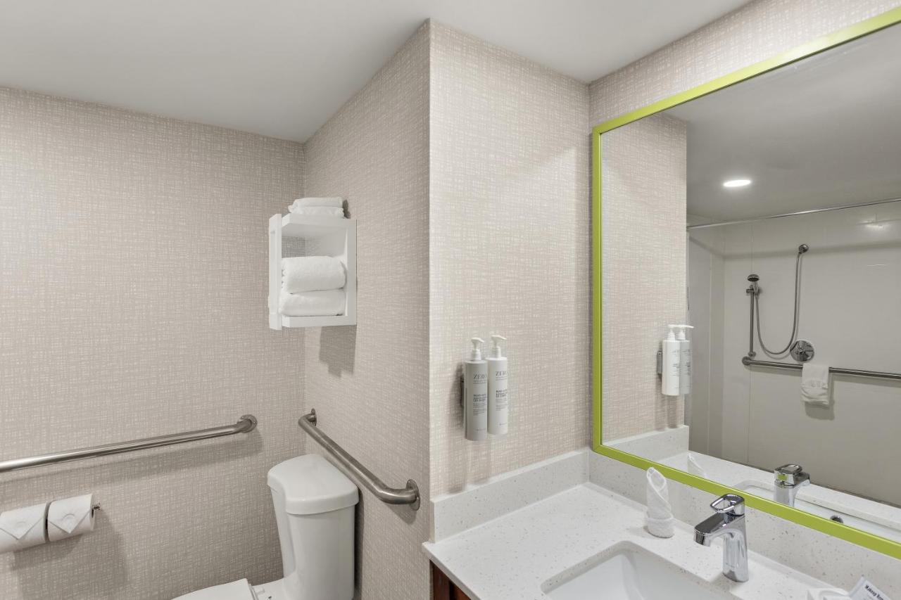 Double Room with Roll-in Shower - Mobility Accessible - Non-Smoking at Hampton Inn Bridgeport/Clarksburg