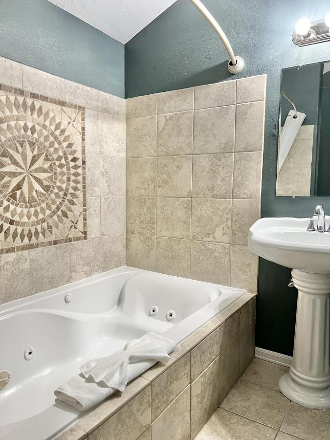 Queen Room with Spa at Inn at Haystack Rock