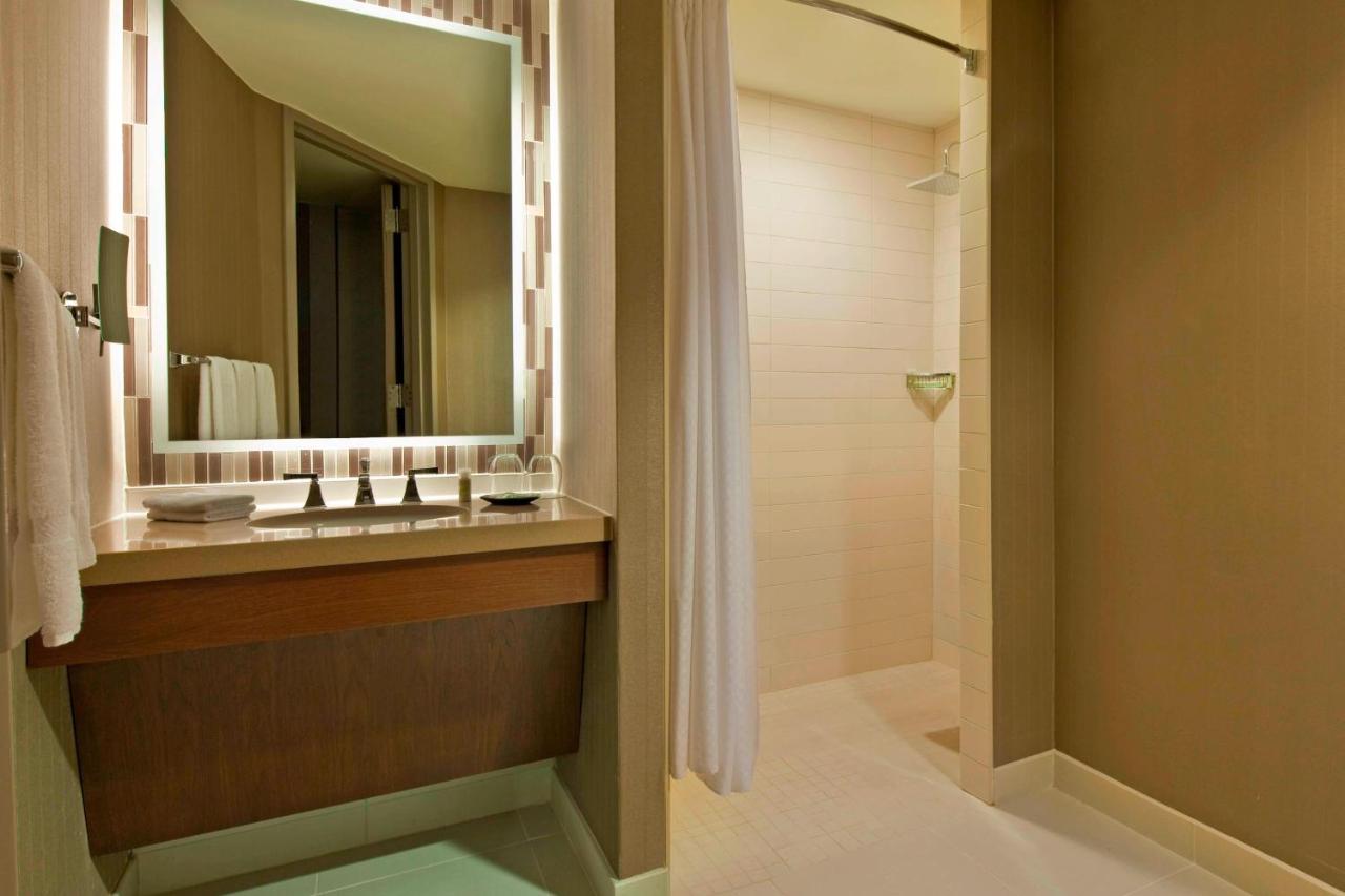 Executive Suite, 1 Bedroom Junior Suite, 1 King, Mid floor at The Westin Peachtree Plaza, Atlanta