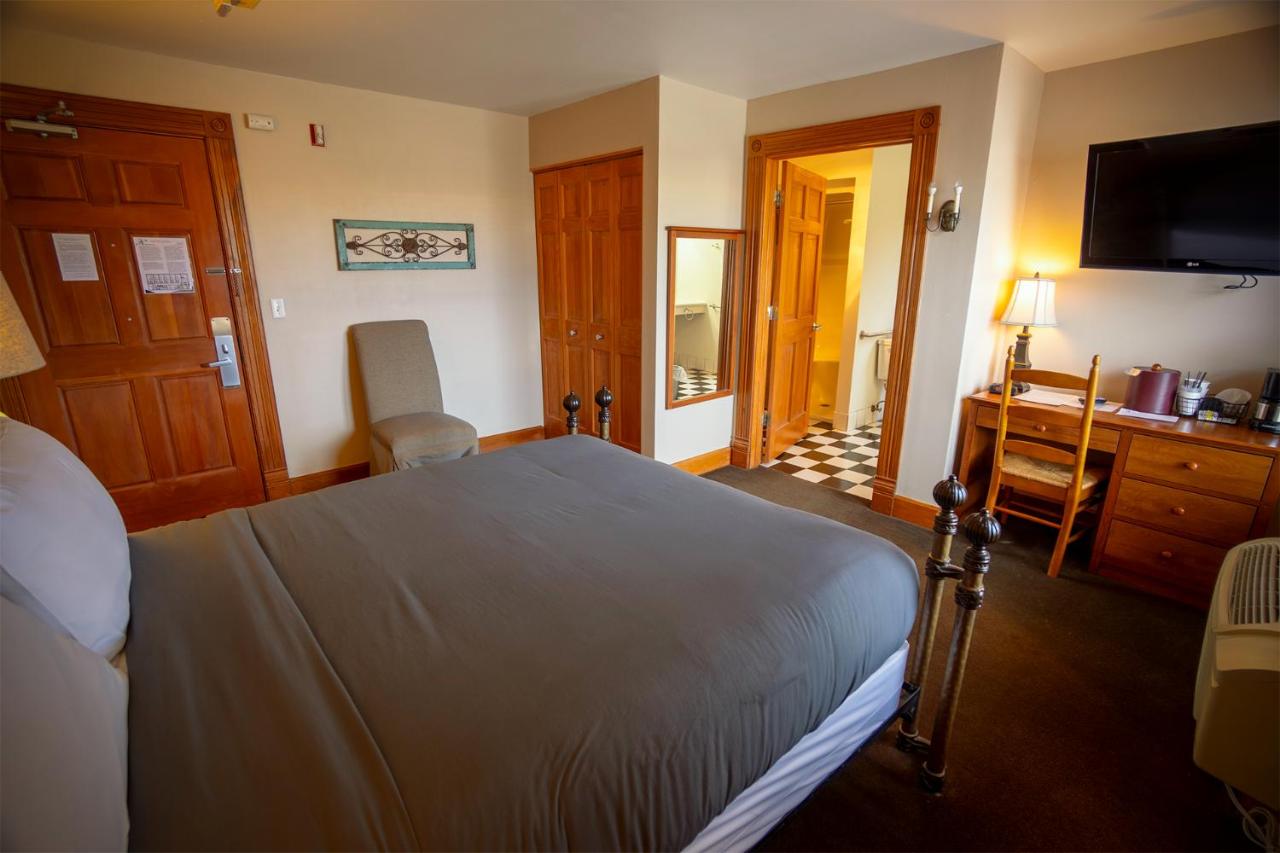Deluxe Queen Room at Nuks Executive Suites