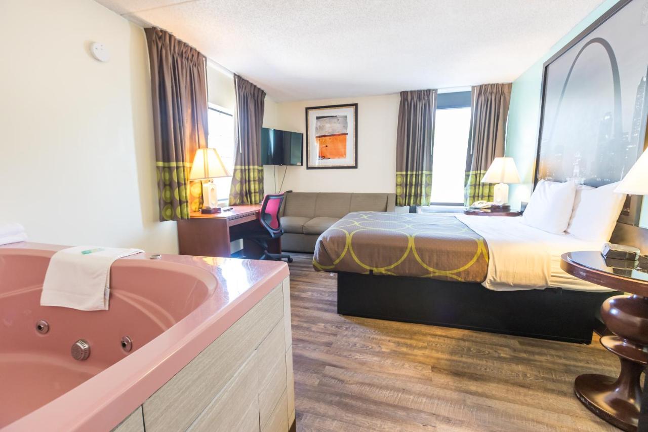 | Super 8 by Wyndham Branson/Andy Williams Theatre