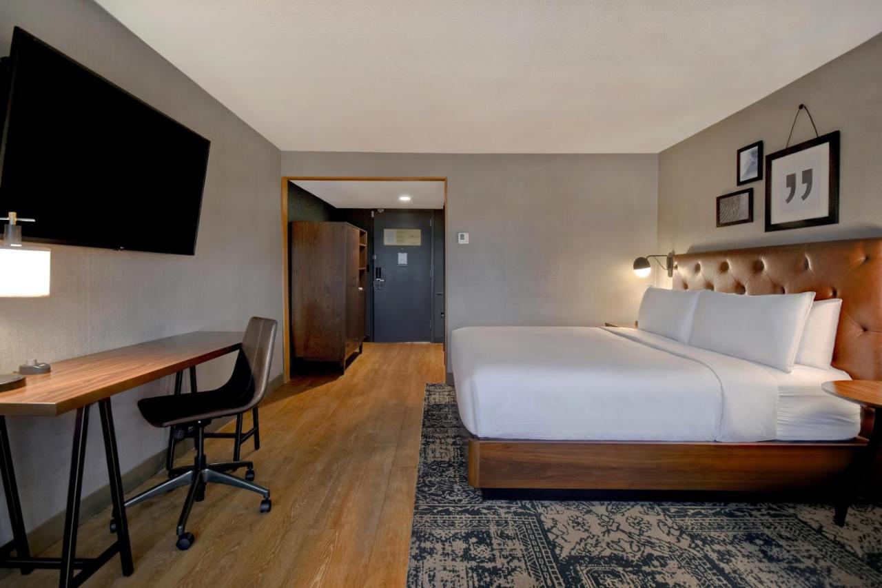 Deluxe Guest room, 1 King, Sofa bed at Four Points by Sheraton Boston Newton