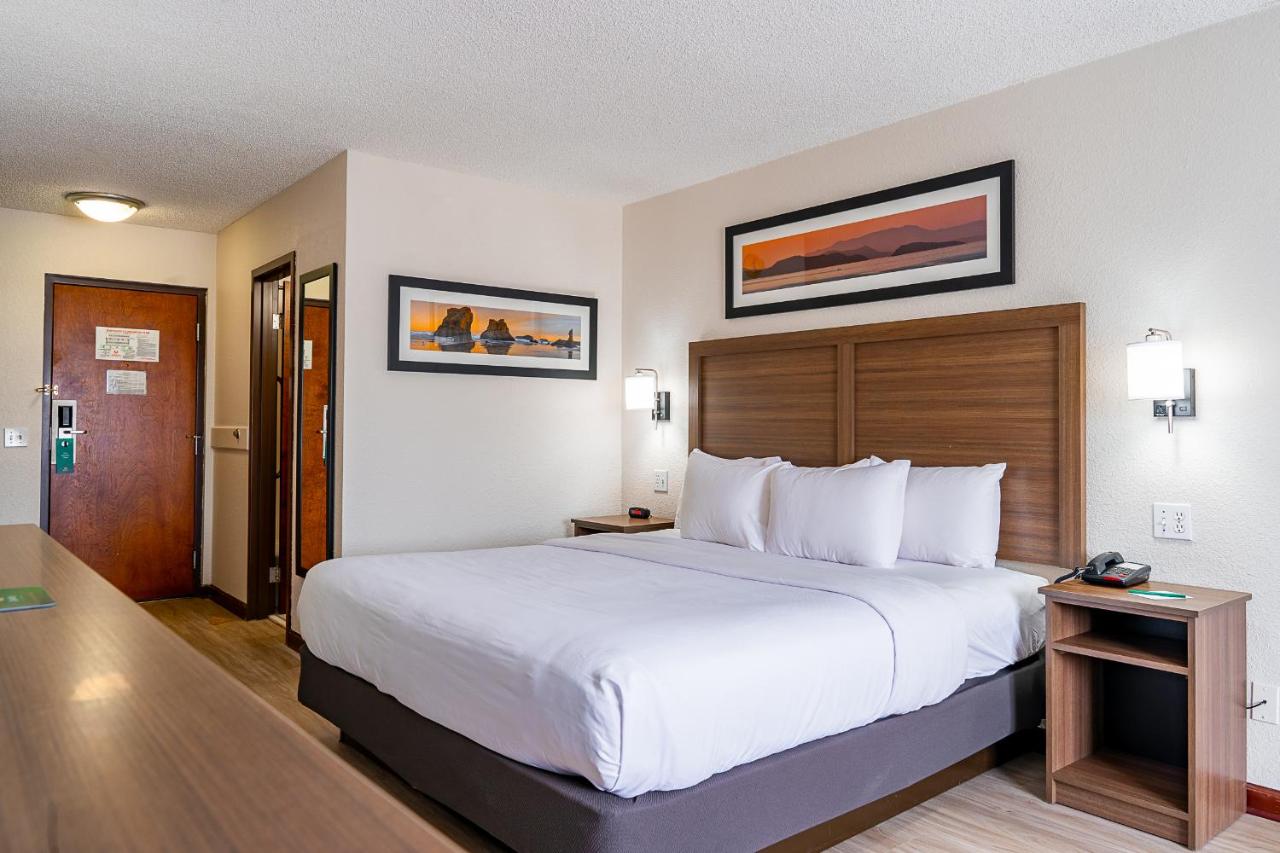 King Room - Non-Smoking at Quality Inn Milan - Sandusky