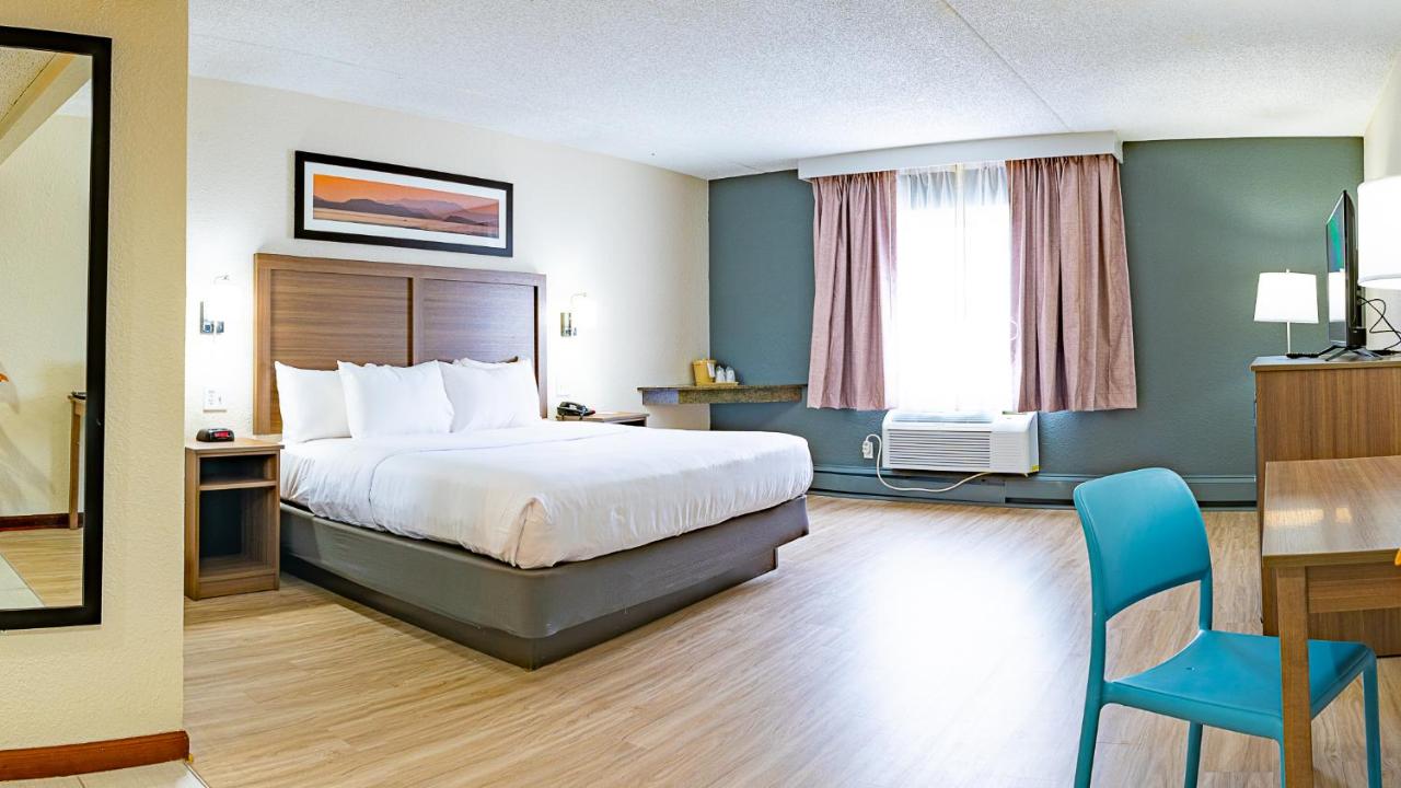 King Room with Accessible Tub - Accessible/Non-Smoking at Quality Inn Milan - Sandusky