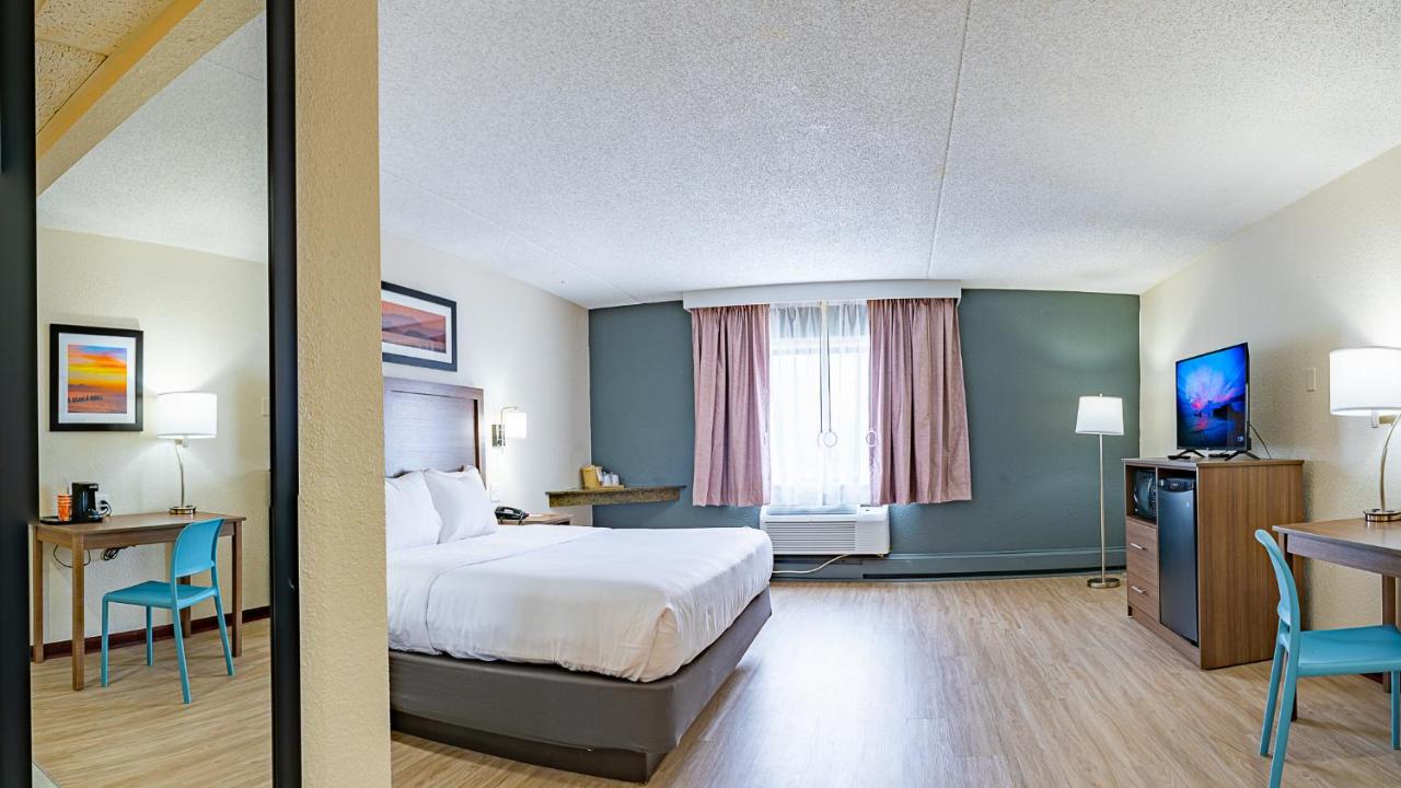 King Room with Accessible Tub - Accessible/Non-Smoking at Quality Inn Milan - Sandusky