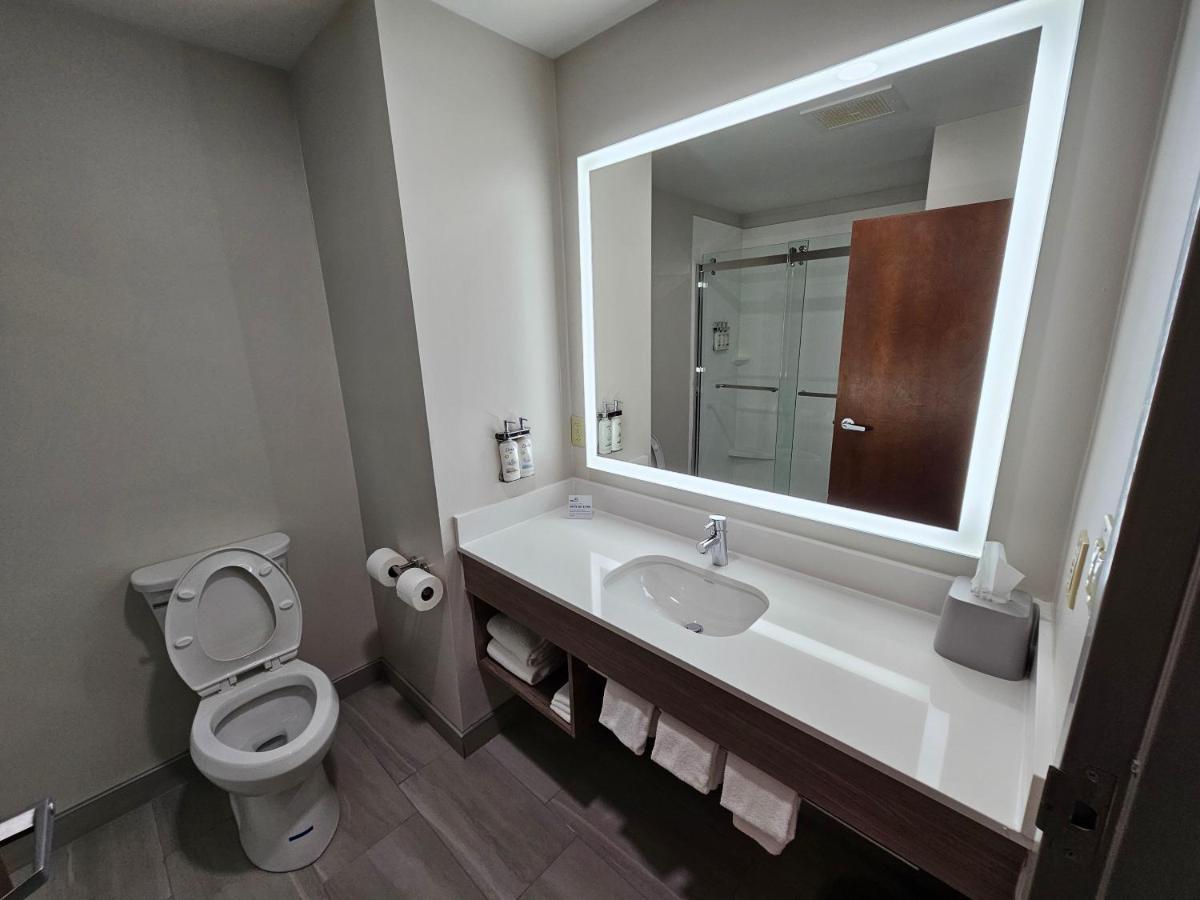  | Holiday Inn Express Hotel & Suites Cincinnati-Blue Ash, an IHG Hotel