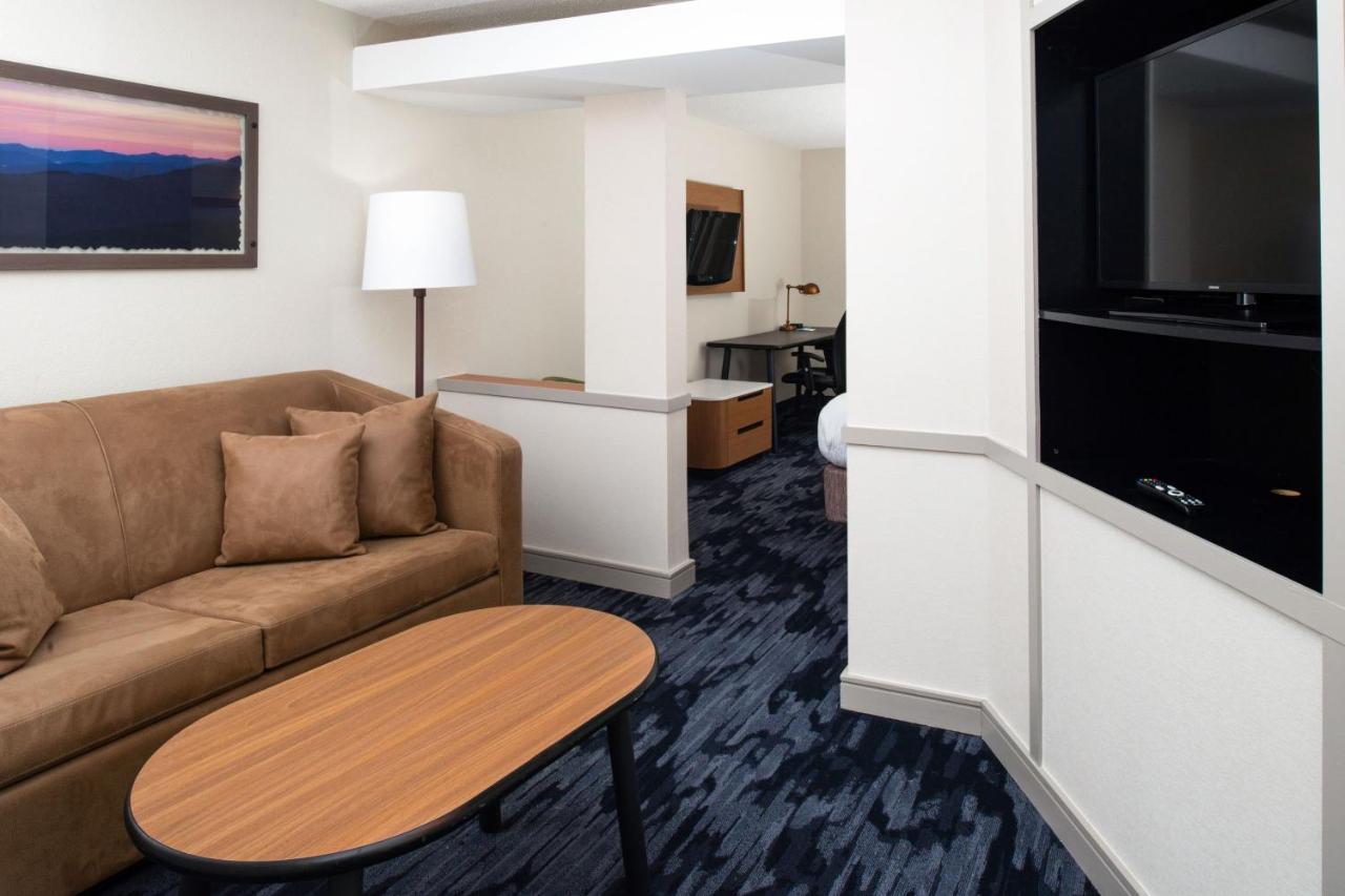 | Fairfield Inn & Suites Greensboro Wendover