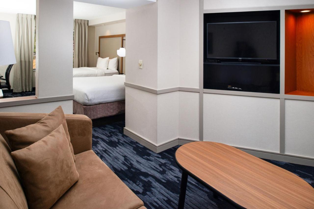 | Fairfield Inn & Suites Greensboro Wendover