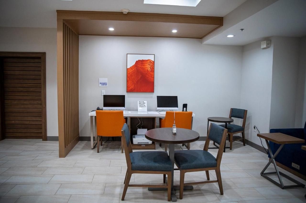  | Holiday Inn Express & Suites Center, an IHG Hotel