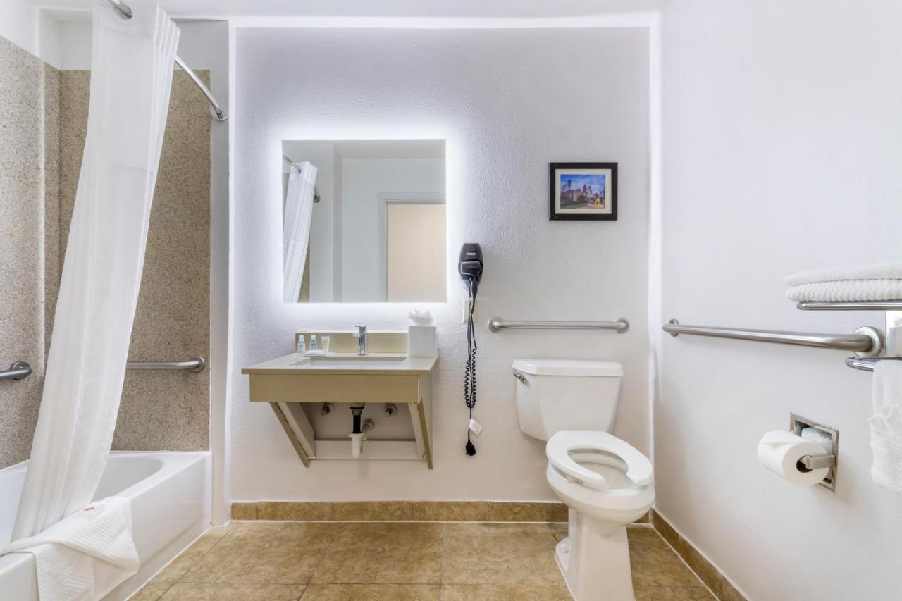 King Room - Accessible/Non-Smoking at Comfort Inn & Suites Houston FM1960 - Champions