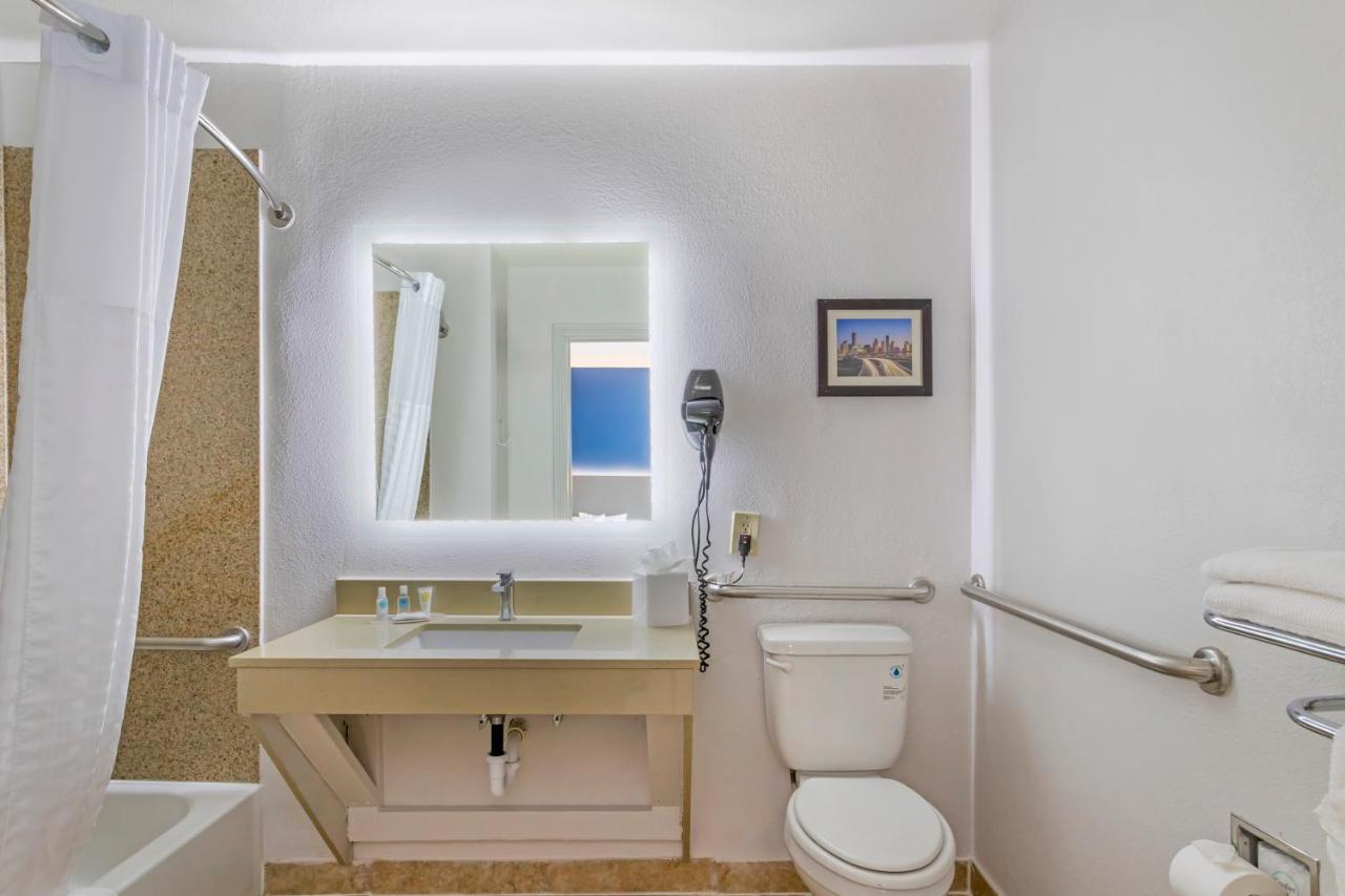 King Suite - Accessible/Non-Smoking at Comfort Inn & Suites Houston FM1960 - Champions
