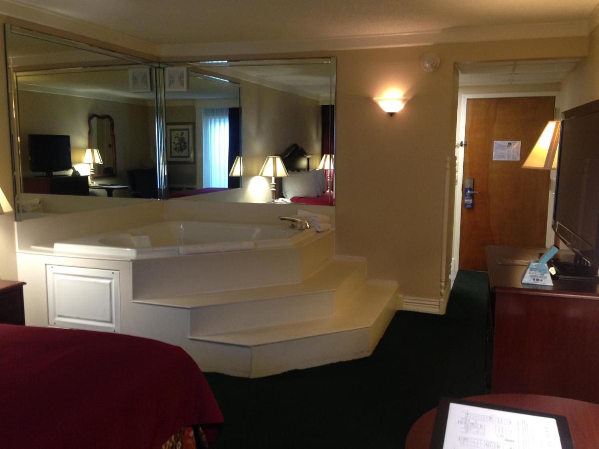 Queen Room with Spa Bath - Non-Smoking at Osage Creek Lodge
