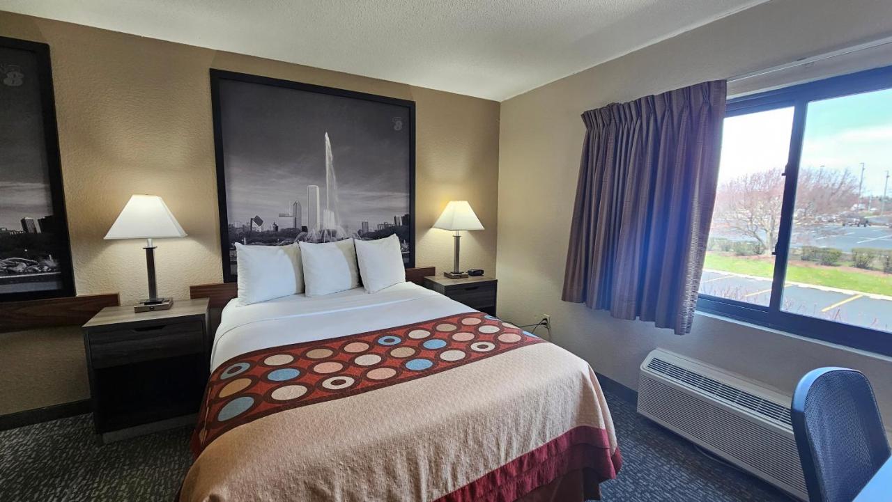 | Super 8 by Wyndham Elgin