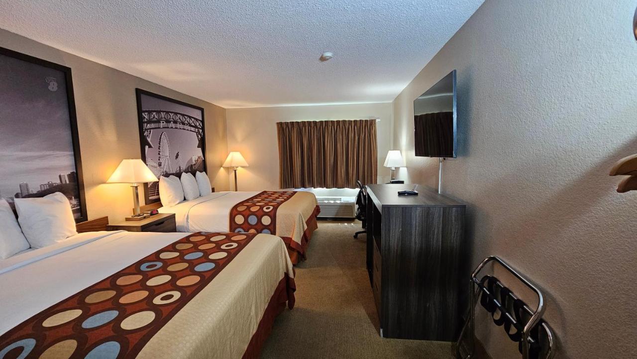 | Super 8 by Wyndham Elgin