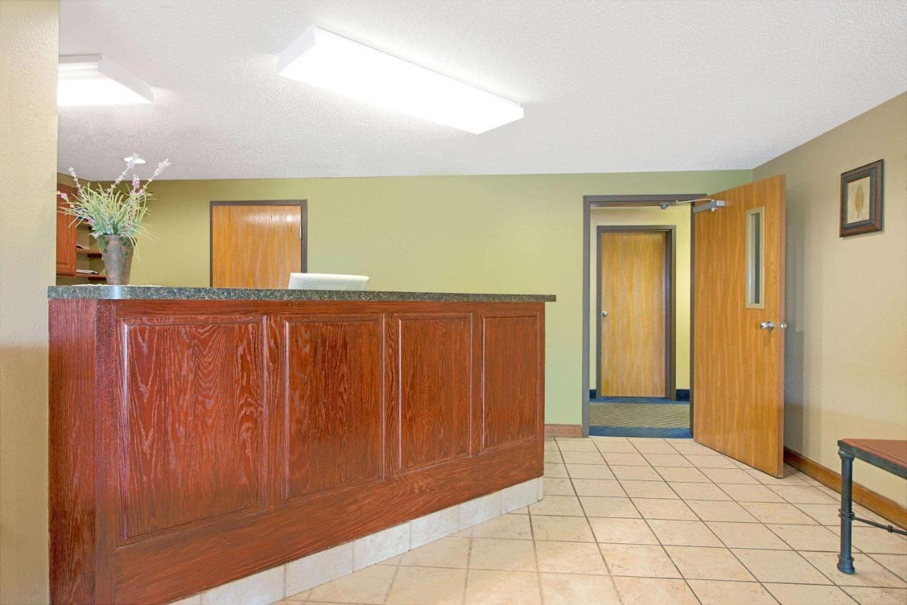 | Super 8 by Wyndham St. Clair MO