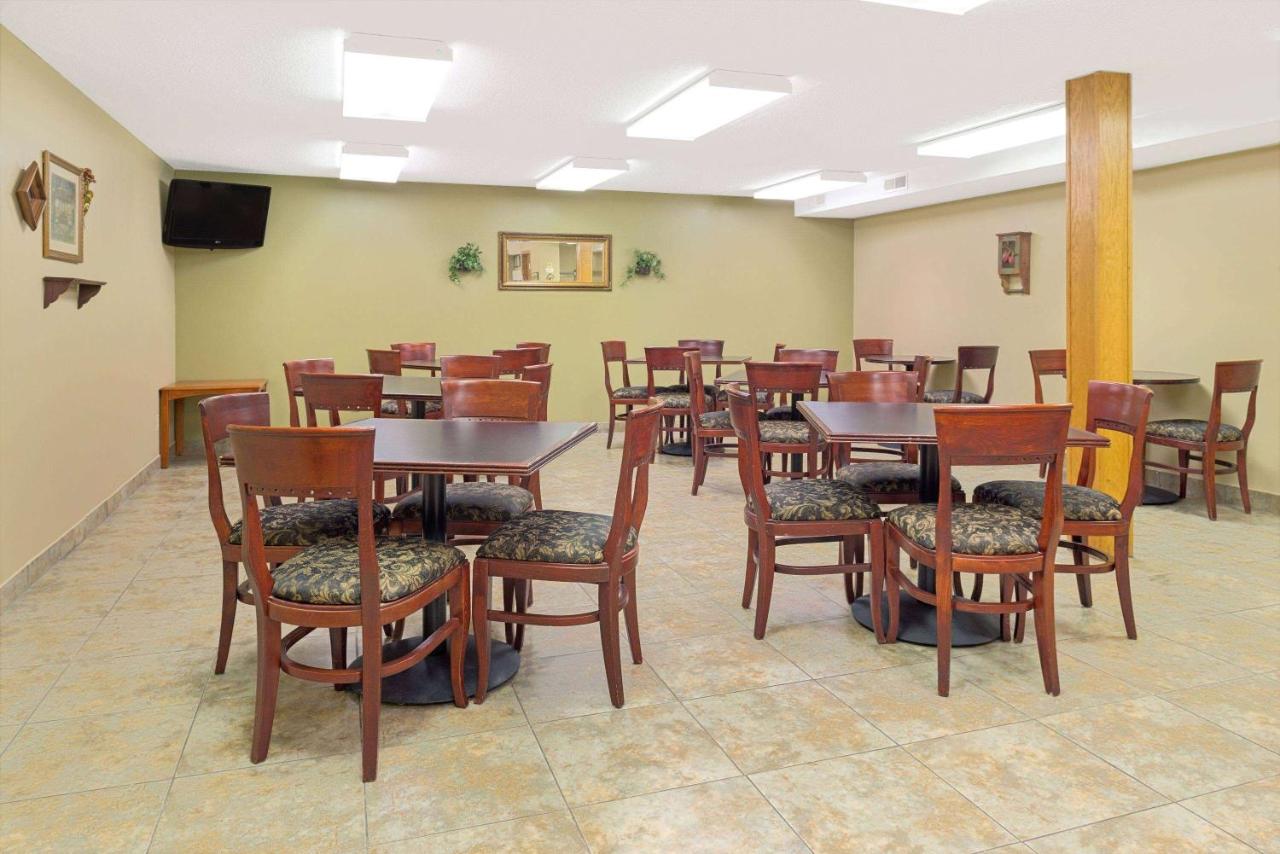 | Super 8 by Wyndham St. Clair MO